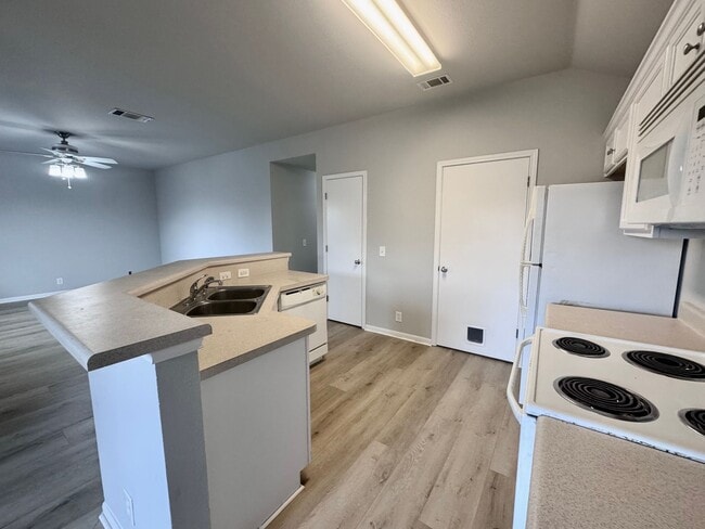 Building Photo - Cedar Park Condo  Freshly Updated