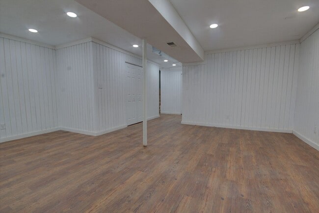 Building Photo - 4 bed, 2 bath home