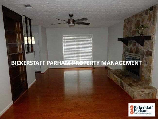 Building Photo - 4 Bedroom 2 Bath Located Off Of Double Chu...