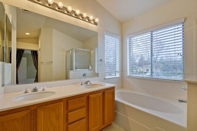 Building Photo - Awesome 3 Bedroom  Home Near Rivermark Plaza!