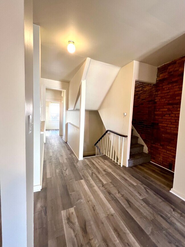 Building Photo - 253 N Mulberry St