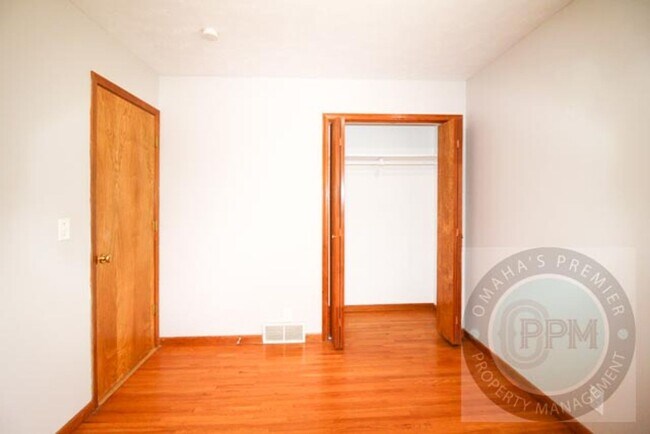 Building Photo - 3 Bedroom 1.5 Bathroom Home Located Minutes from Westroads Mall