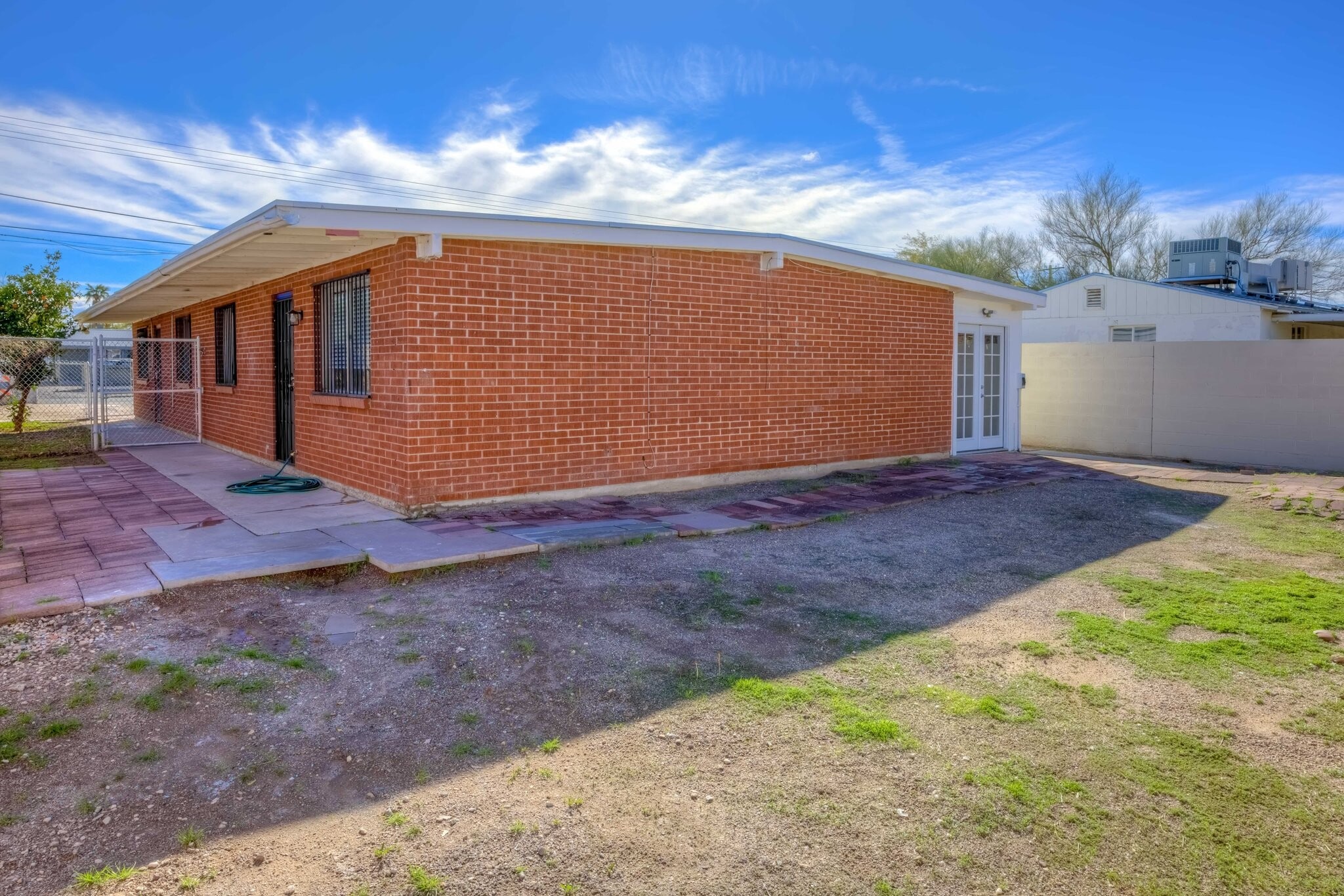 Building Photo - 415 E Jacinto St
