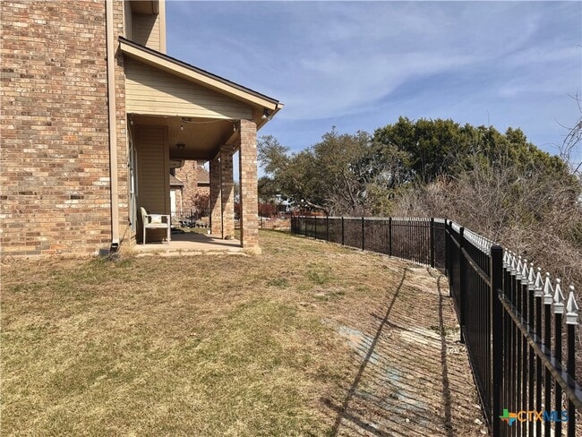 Building Photo - 1915 Sutton Pl