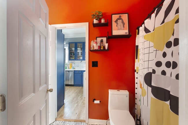 Building Photo - Stylishly Updated 3/2 w/ Large Deck in Grant Park!