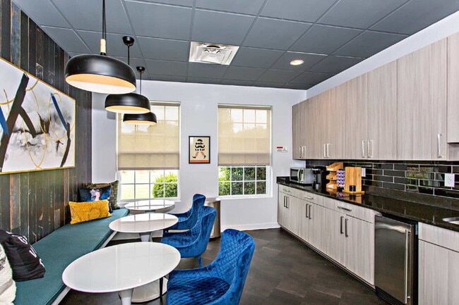Building Photo - "Charming 1-Bedroom Townhouse Retreat on Campus Drive!"