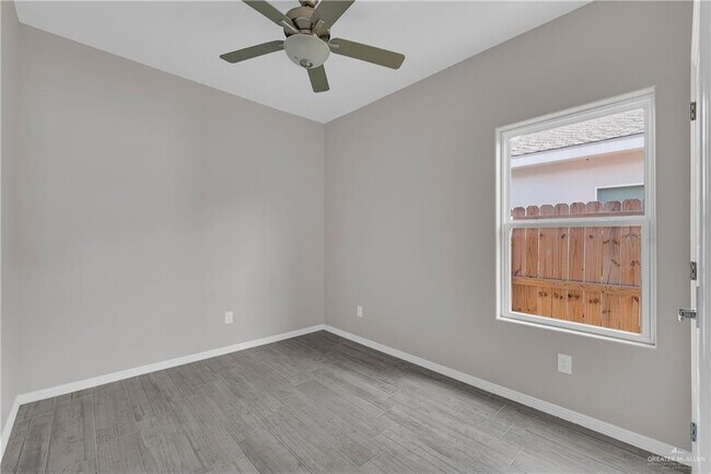 Building Photo - 14 S Dahlia St