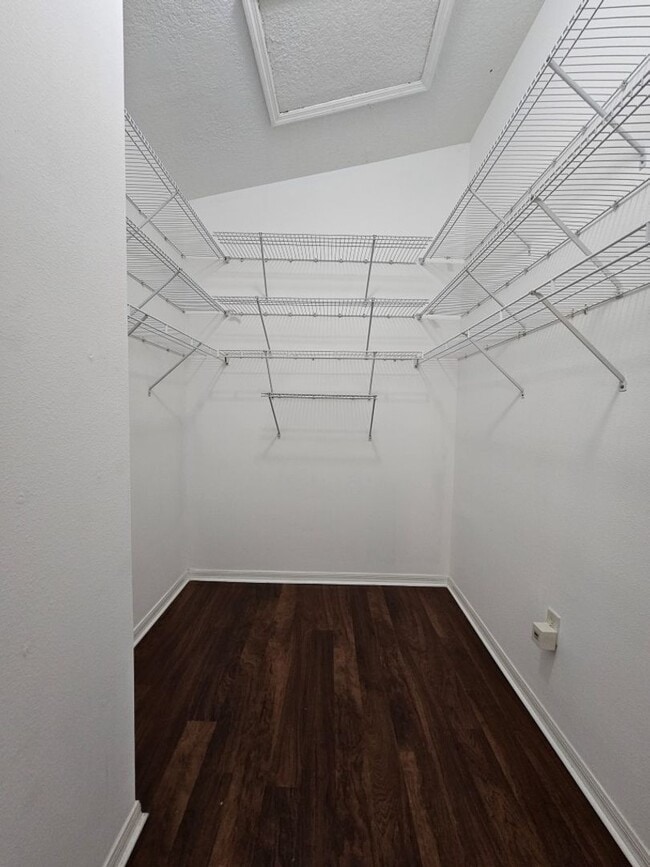 Building Photo - Beautiful 2/2.5 Townhouse