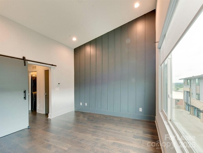Building Photo - 225 Domain Way