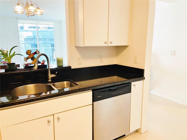 Building Photo - 1250 S Miami Ave