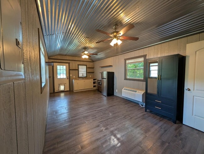 Building Photo - 121 Green Lane