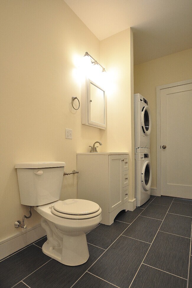 Building Photo - 867 Beacon St