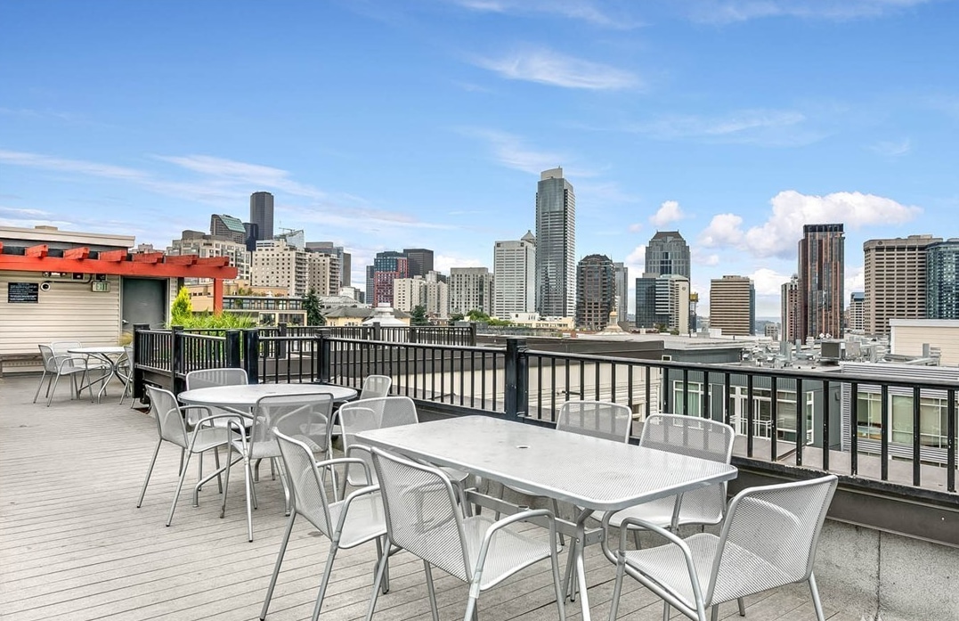 Gorgeous rooftop deck with gas BBQs - 1610 Belmont Ave