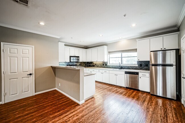 Building Photo - 17 Waugh Dr