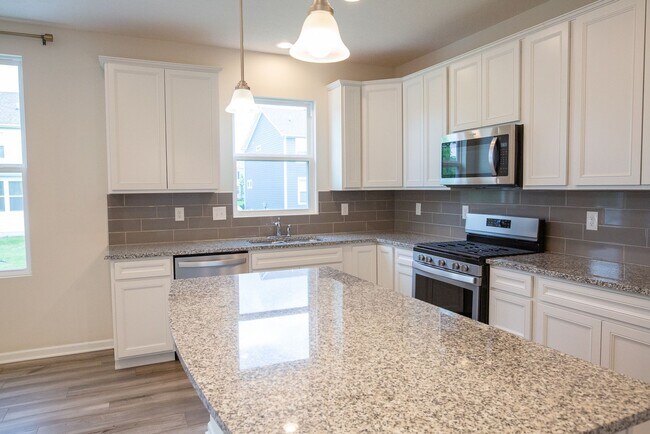 Building Photo - 2845 Beechwood Dr