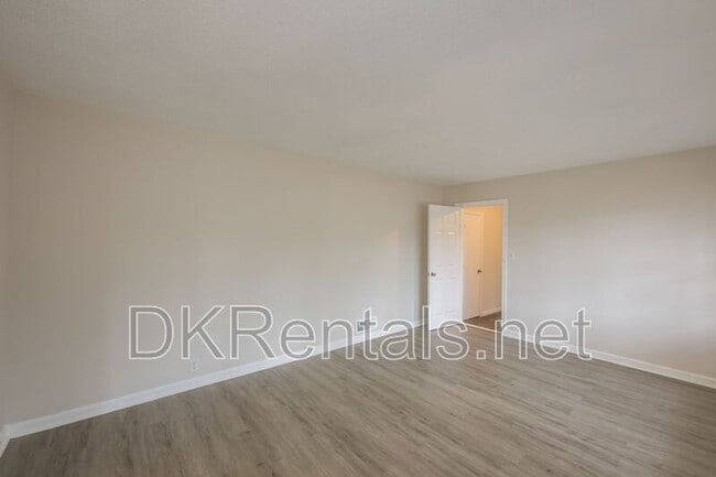 Building Photo - 2058 River Rd