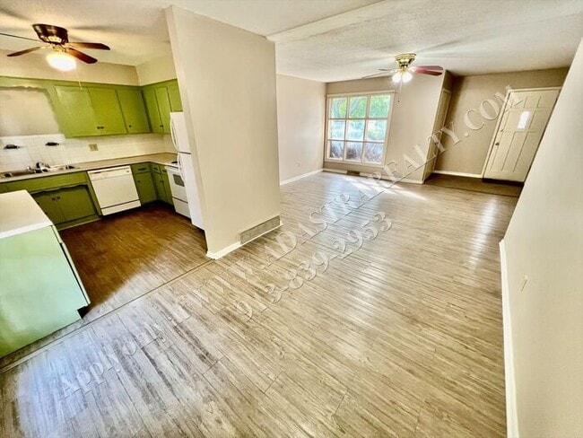 Building Photo - Spacious Shawnee Duplex-Available NOW!!