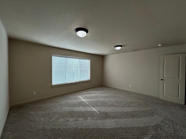 Building Photo - Spacious 4 Bed, 2.5 Bath Home!