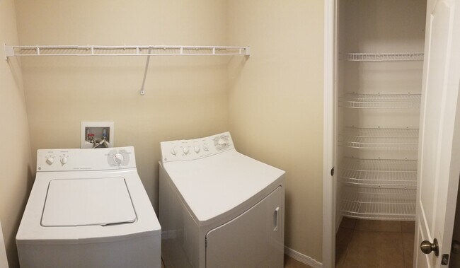 Building Photo - 429 Piper Ave