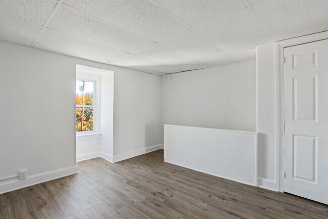 Building Photo - Spacious 5 Bedroom, 1 Bath Home!