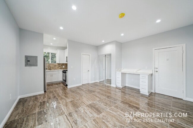 Building Photo - 1267 Vin Scully Ave