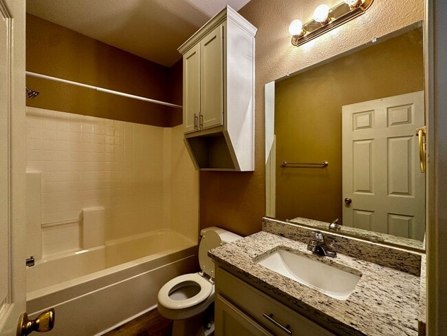 Building Photo - 4/4 Duplex in the Baylor Bubble!