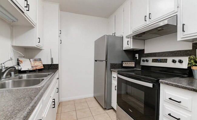 Building Photo - Welcome to this charming 1-bedroom condo n...