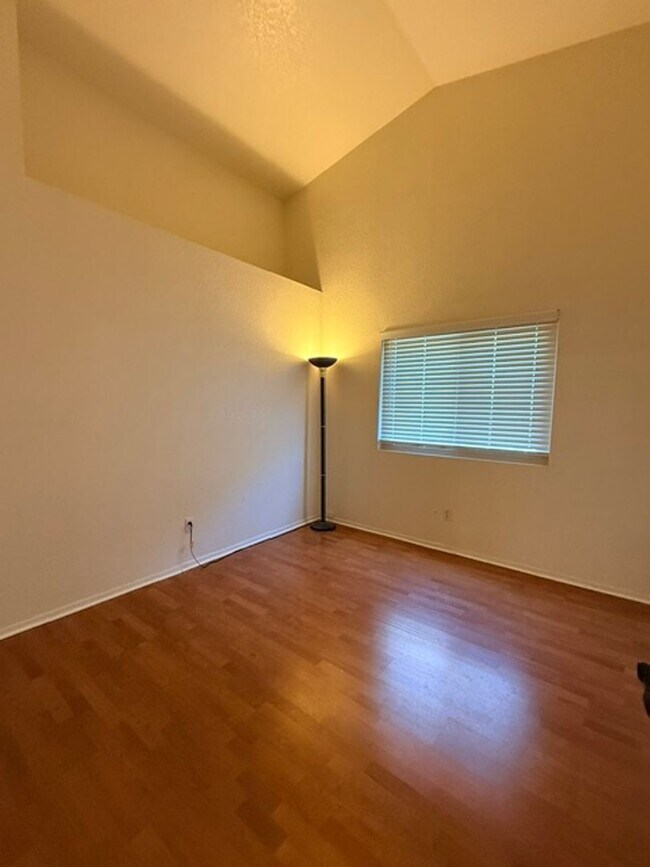 Building Photo - 875 E Serpentina Ave