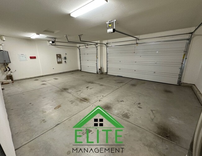 Building Photo - Charming and Spacious Home in Desirable El...