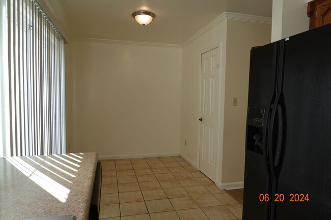 Building Photo - End Unit Condo Near Fort Eustis For Rent