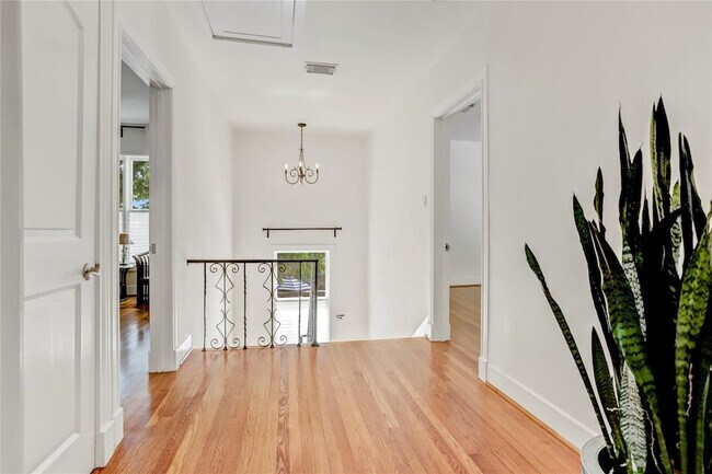 Building Photo - 2108 Branard St
