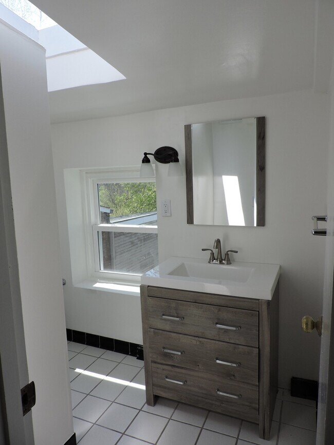 Building Photo - Beautiful 4 bed/1.5 bath Rental Mins. from...