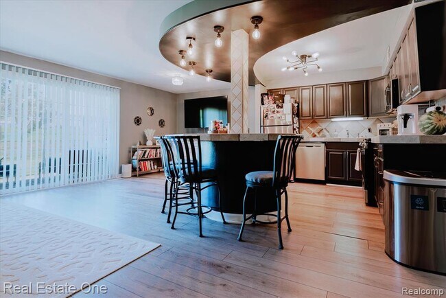 Building Photo - 430 Fox Hills Dr S