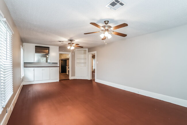 Building Photo - 522 12th Ave N