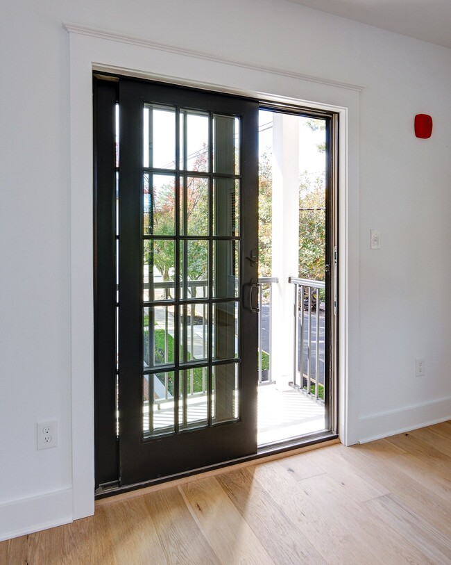 Building Photo - 20 E Redman Ave