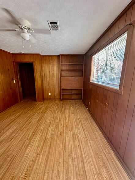 Building Photo - 207 Auburn Dr