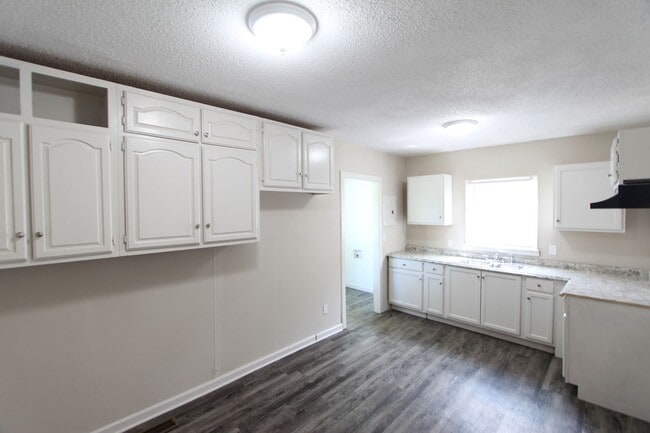Building Photo - Belview Beauty!  Cute ! Cute! Cute! New on...