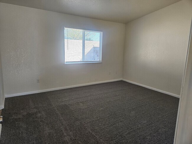 Building Photo - Beautiful Kerman Home!