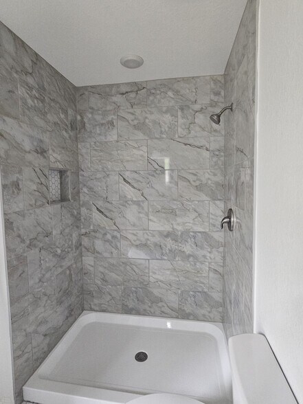 Building Photo - 923 McIlvaine