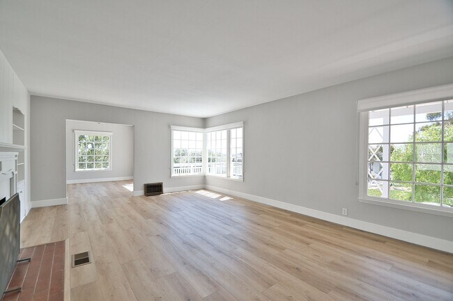 Building Photo - 2 Bed 1 Bath Home in Manhattan Beach Hill Section