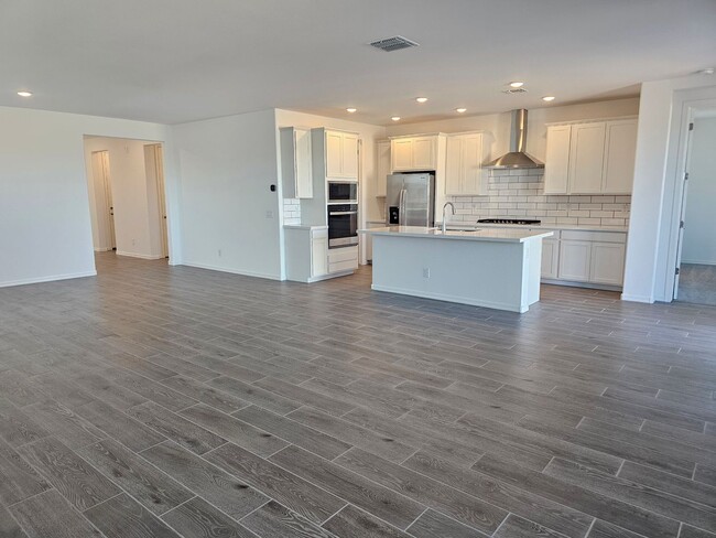 Building Photo - Stunning views