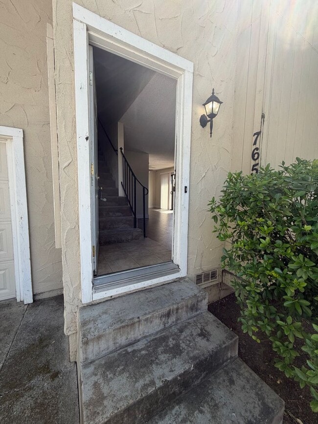 Building Photo - 2 bedroom | 1.5 bathroom | Citrus Heights Town Home