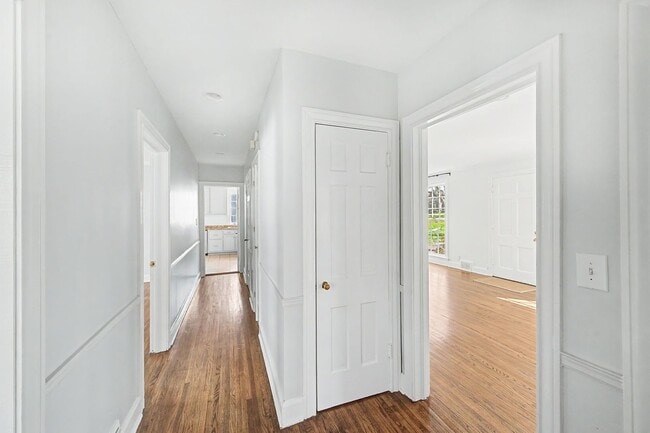 Building Photo - Beautiful 4BD/3.5BA home in the heart of Green Hills.