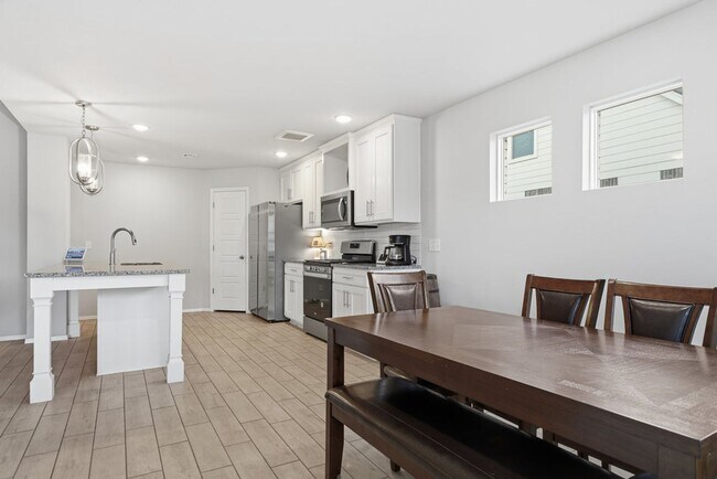 Building Photo - Welcome to this exceptionally well maintained like new home located in the Estates at Morrow Place