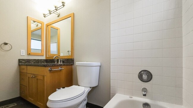 Building Photo - Stylish Fairwood Rambler with Modern Updat...