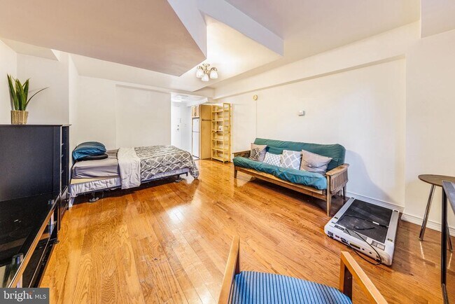 Building Photo - 3315 Wisconsin Ave NW