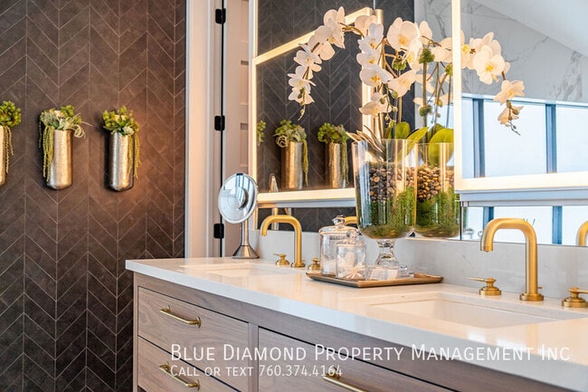 Building Photo - 3301 Lincoln-