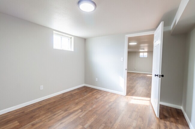 Building Photo - 804 Cahill Dr