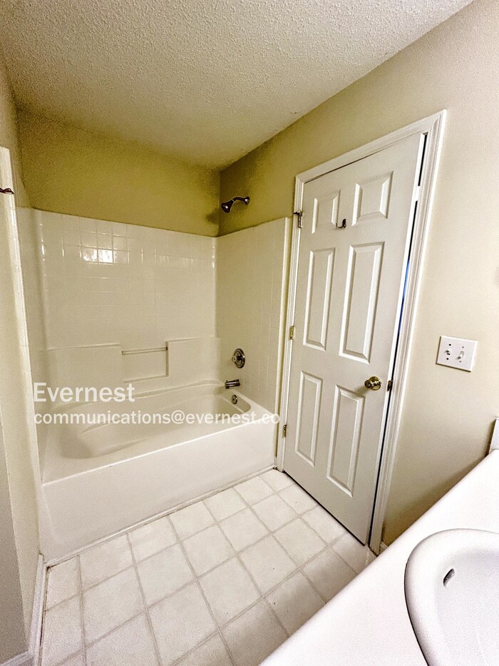 Building Photo - 416 Commons Dr