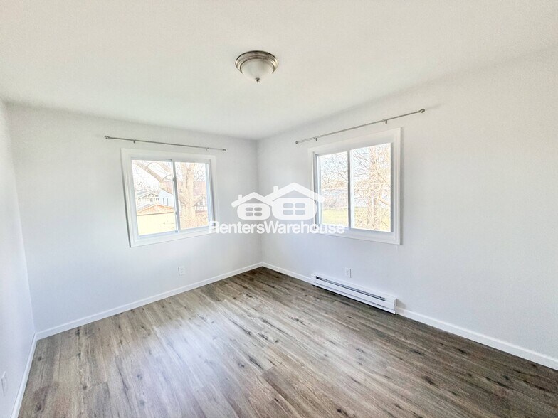 Building Photo - 211 S Green St